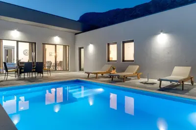 Bazen u objektu Villa Mir with private pool, 3 bedrooms, 7km from sandy beach ili u blizini