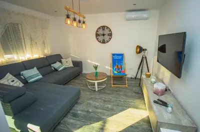 TV i/ili zabavni centar u objektu Deluxe 2 bedroom apartment with sea view
