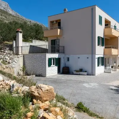 Apartments with parking space Dugi Rat