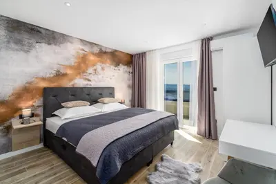 Krevet ili kreveti u jedinici u objektu Villa BAMM with heated 36sqm pool, 5 en-suite bedrooms and panoramic sea views
