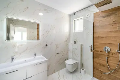 Kupaonica u objektu Villa BAMM with heated 36sqm pool, 5 en-suite bedrooms and panoramic sea views