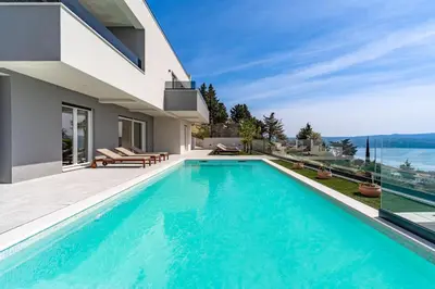 Bazen u objektu Villa BAMM with heated 36sqm pool, 5 en-suite bedrooms and panoramic sea views ili u blizini