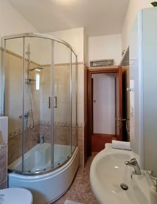 Kupaonica u objektu Apartmani Skejić