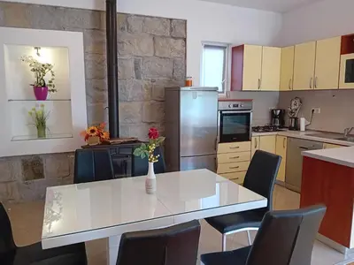 Kuhinja ili čajna kuhinja u objektu APARTMAN Josipa Slime