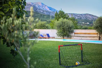 Pogled na planine ili pogled na planine iz vikendica