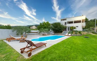 Bazen u objektu House Anavi ili u blizini
