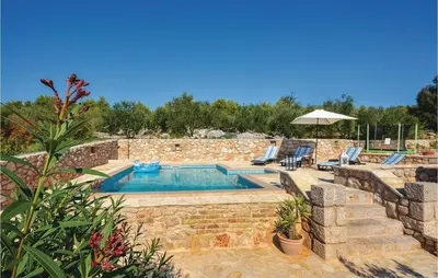 Bazen u objektu 2 Bedroom Nice Home In Stari Grad ili u blizini