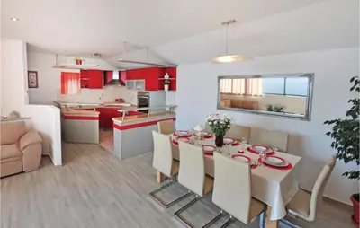 Kuhinja ili čajna kuhinja u objektu Awesome Home In Omis With Sauna