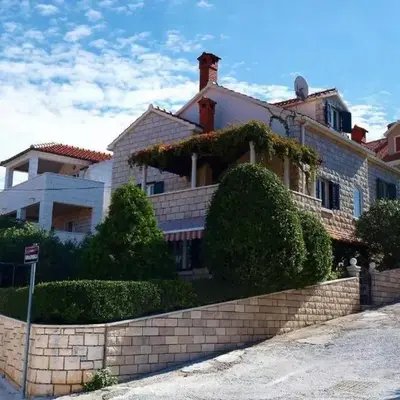 Apartments with parking spaces Postira