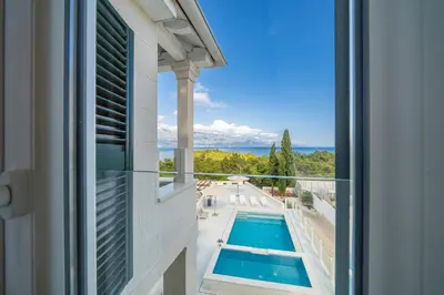 Bazen u objektu Villa Levante Apartments, quiet location and close to beach, only 300 m from sea ili u blizini