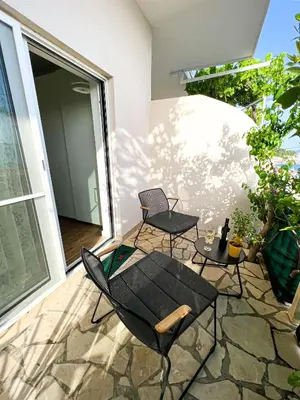 Popločani dio dvorišta ili vanjski dio objekta San-Studio apartment