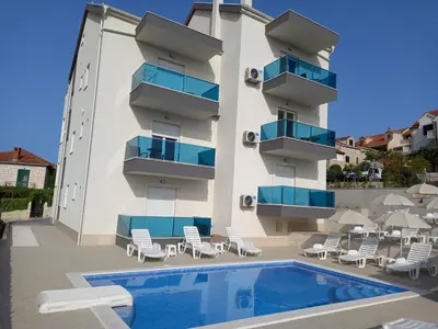 Bazen u objektu Apartments BlueView ili u blizini