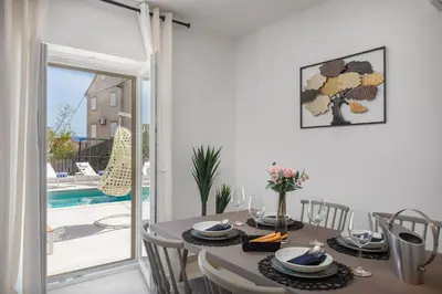 Bazen u objektu Villa Mirta ili u blizini
