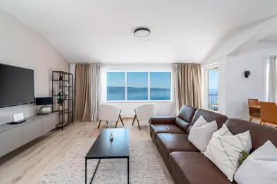 TV i/ili zabavni centar u objektu Villa Atopos with heated private pool, 5 bedrooms, Cinema room, panoramic sea views