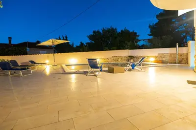 Popločani dio dvorišta ili vanjski dio objekta Amazing house W pool and big sunny terrace close to sea & beach