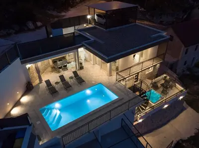Bazen u objektu Villa Stella with 32 sqm private heated pool Jacuzzi Sauna Media room 3 bedrooms ili u blizini