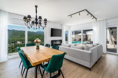TV i/ili zabavni centar u objektu Villa Stella with 32 sqm private heated pool Jacuzzi Sauna Media room 3 bedrooms