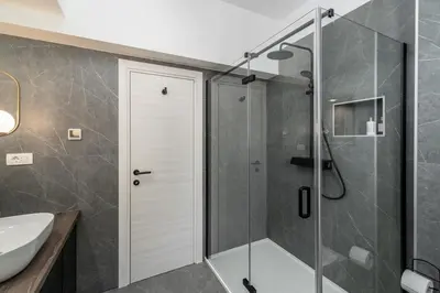 Kupaonica u objektu Villa Stella with 32 sqm private heated pool Jacuzzi Sauna Media room 3 bedrooms