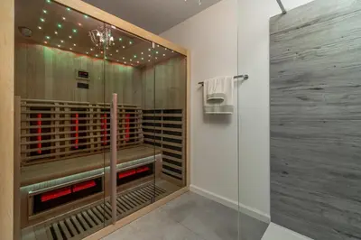 Kupaonica u objektu Villa Stella with 32 sqm private heated pool Jacuzzi Sauna Media room 3 bedrooms