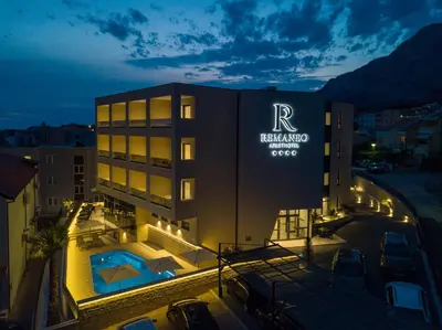 Bazen u objektu Aparthotel Remaneo ili u blizini