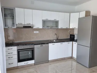Kuhinja ili čajna kuhinja u objektu Apartment Gajo with swimming pool near Split