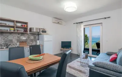 Kuhinja ili čajna kuhinja u objektu Nice Apartment In Sutivan With House Sea View