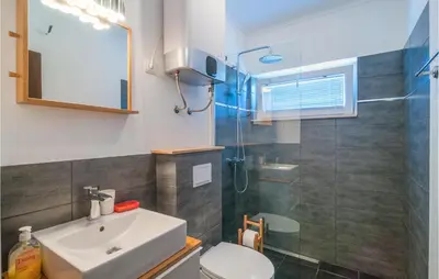 Kupaonica u objektu Nice Apartment In Sutivan With House Sea View