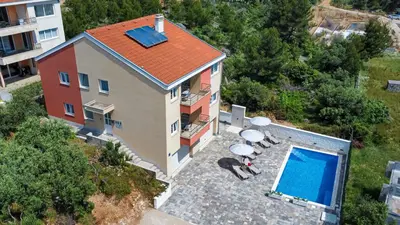 Bazen u objektu Villa Laura ili u blizini