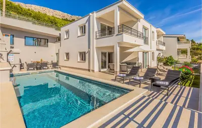 Bazen u objektu Luxurious Home In Jesenice ili u blizini
