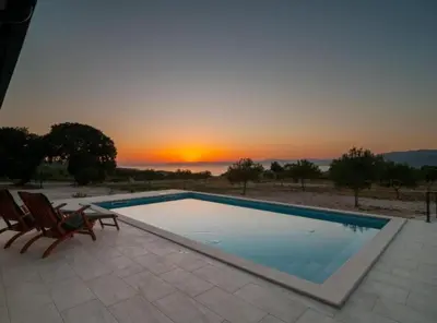Bazen u objektu Holiday home Blato ili u blizini