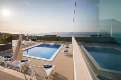 Bazen u objektu Apartments Ivan ili u blizini