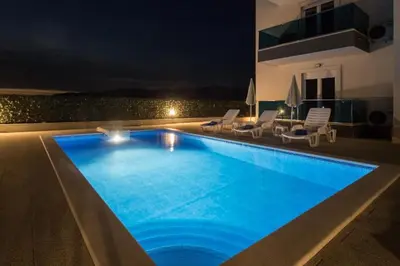 Bazen u objektu Apartments Ivan ili u blizini