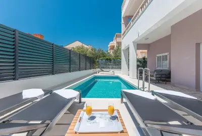 Bazen u objektu Apartmani Branka ili u blizini