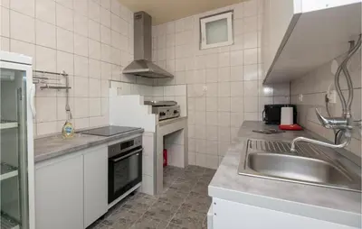 Kuhinja ili čajna kuhinja u objektu Four-Bedroom Holiday Home In Bast