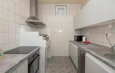 Kuhinja ili čajna kuhinja u objektu Four-Bedroom Holiday Home In Bast