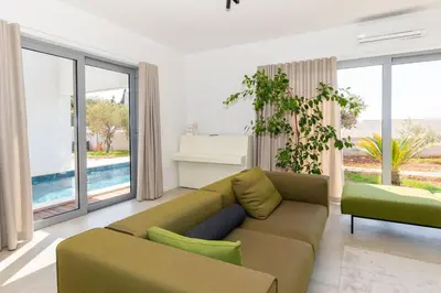 Bazen u objektu Luxury house Natanel ili u blizini