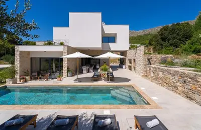 Bazen u objektu Villa Praska with private 28,5 sqm pool, 3 en-suite bedrooms, Sauna, 1km to Beach ili u blizini