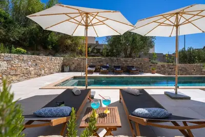 Bazen u objektu Villa Praska with private 28,5 sqm pool, 3 en-suite bedrooms, Sauna, 1km to Beach ili u blizini
