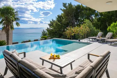 Bazen u objektu Seaview Villa ABA with 38sqm heated infinity pool, 4 bedrooms, Media room, 150m from sea ili u blizini