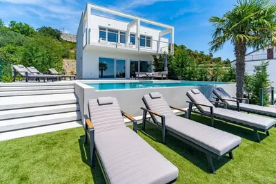 Bazen u objektu Seaview Villa ABA with 38sqm heated infinity pool, 4 bedrooms, Media room, 150m from sea ili u blizini
