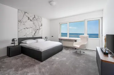 Krevet ili kreveti u jedinici u objektu Seaview Villa ABA with 38sqm heated infinity pool, 4 bedrooms, Media room, 150m from sea