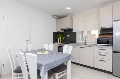 Kuhinja ili čajna kuhinja u objektu Apartmani Čanaki Supetar