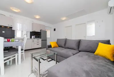 Kuhinja ili čajna kuhinja u objektu Apartmani Čanaki Supetar
