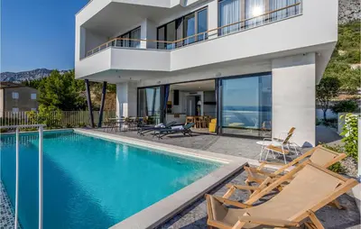 Bazen u objektu Gorgeous Home In Brela ili u blizini