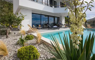 Bazen u objektu Luxurious Home In Brela ili u blizini