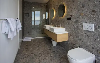 Kupaonica u objektu Luxurious Home In Brela