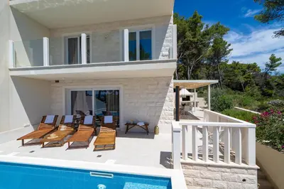 Bazen u objektu Villa Bruna ili u blizini