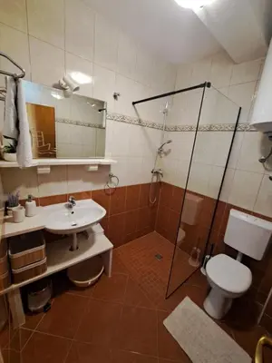 Kupaonica u objektu Apartment Valentina - private pool,200m from beach