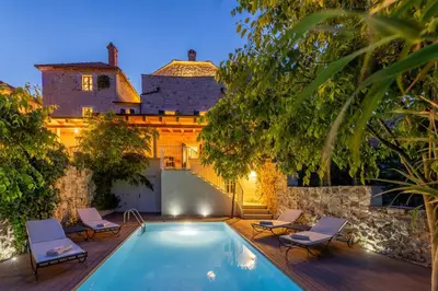 Bazen u objektu Dvor Pitve Villas ili u blizini