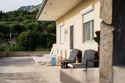 Pogled na planine ili pogled na planine iz vikendica